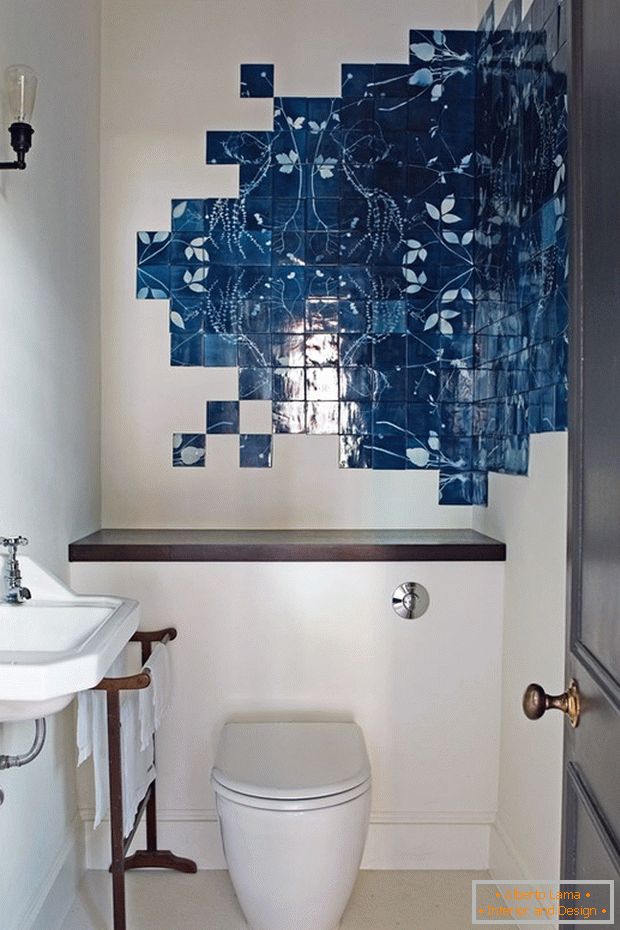 Collage von Keramikfliesen im Badezimmer