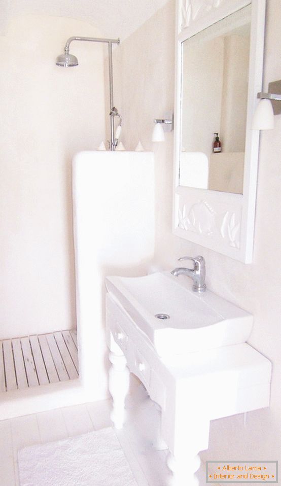 Kombiniertes Badezimmer in weißer Farbe