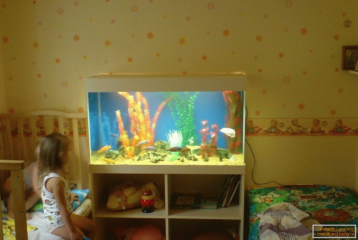 Innenraum einer Kindertagesstätte mit einem Aquarium