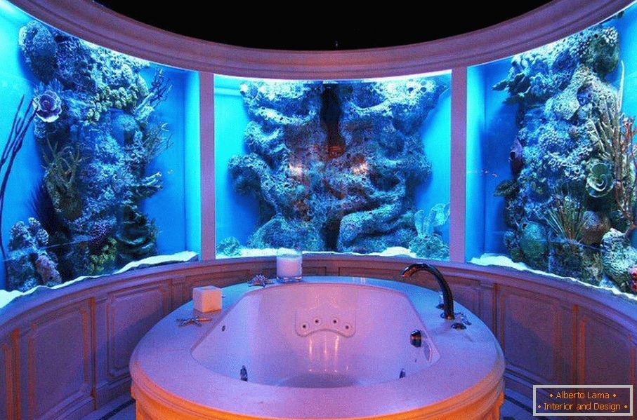 Aquarium in den Wänden des Badezimmers