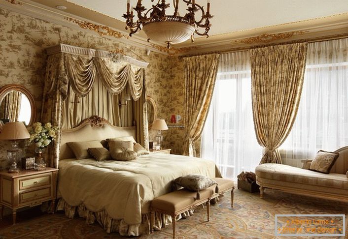 Luxus und Zurückhaltung im Inneren eines geräumigen Schlafzimmers. In der Dekoration nur natürliche Materialien. 