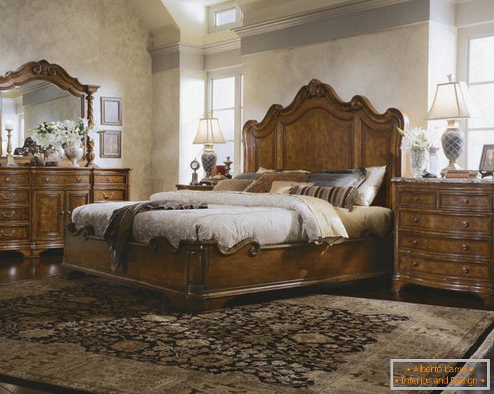 Dachgeschoss Schlafzimmer Option im englischen Stil. Erkennbare Formen und Linien luxuriöser indischer Möbel.