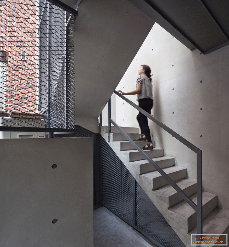 Architektur in einem kleinen Quadrat: eine Treppe - фото 2
