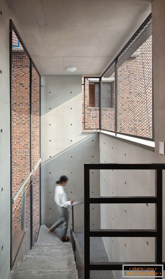 Architektur in einem kleinen Quadrat: eine Treppe