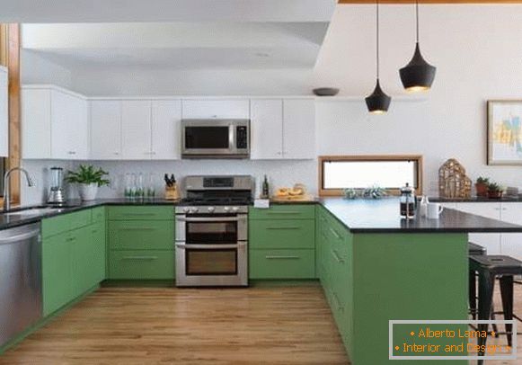 Küche in weißer und grüner Farbe - Foto mit einer dunklen Spitze