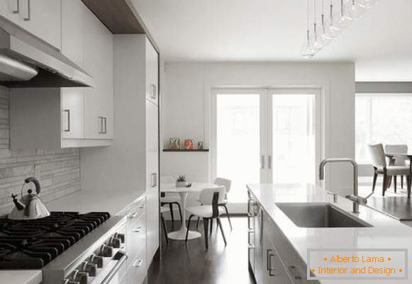 Weiße graue Küche - Foto innerhalb eines modernen Hauses