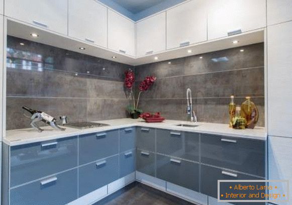 Graue weiße Eckküche - Foto im Design der Wohnung