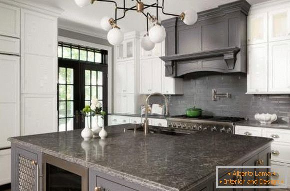 Schickes Design der weißen Küche - Foto in Kombination mit Grau