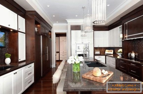 Die Kombination von Weiß und Braun im Innenraum der Küche im Foto