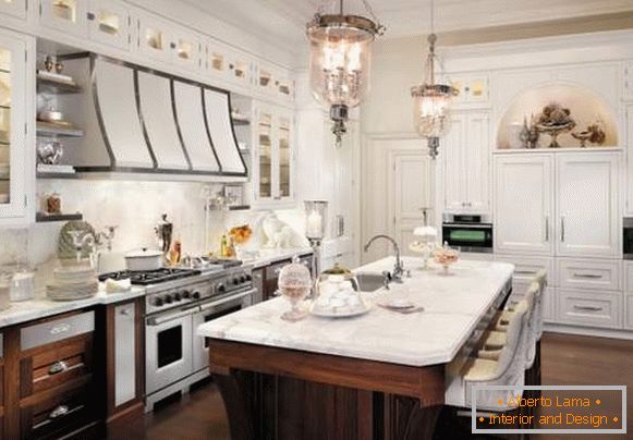 Das klassische Design der bräunlich weißen Küche auf dem Foto