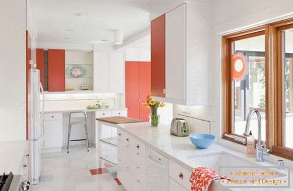 Küche in weiß - Foto in Kombination mit roten Elementen