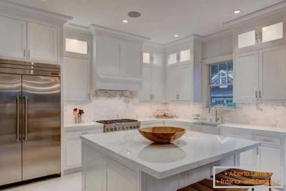 Küche in den weißen Farben - Foto von weißen Kabinetten und von Countertops