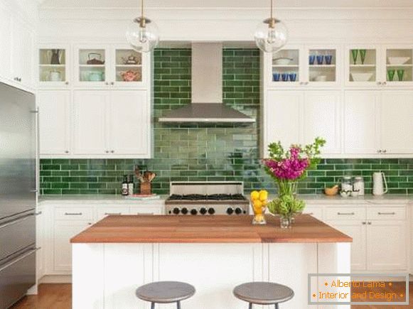 Grüne Schürze für weiße Küche - Foto von rechteckigen Fliesen