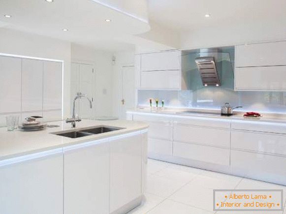 Design der weißen Hochglanzküche - Foto mit LED-Hintergrundbeleuchtung