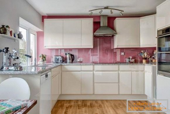 Kitchen white satin - Foto in Kombination mit einer rosa Schürze