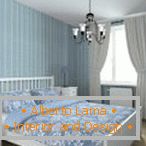Blaues Schlafzimmer mit weißen Vorhängen