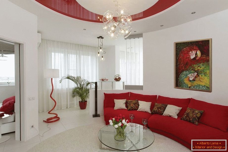 Wohnzimmer in weißer und roter Farbe