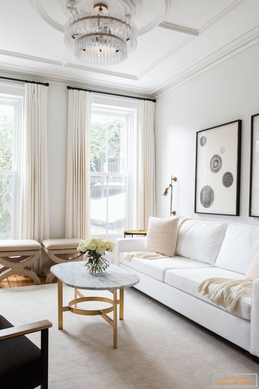 Wohnzimmer im klassischen Stil und weißen Farben