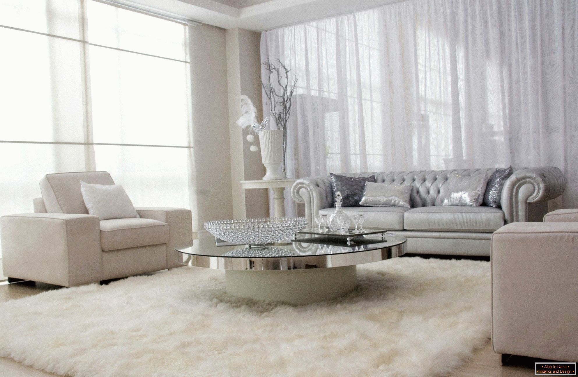 Luxuriöse Möbel und Teppich im Zimmer