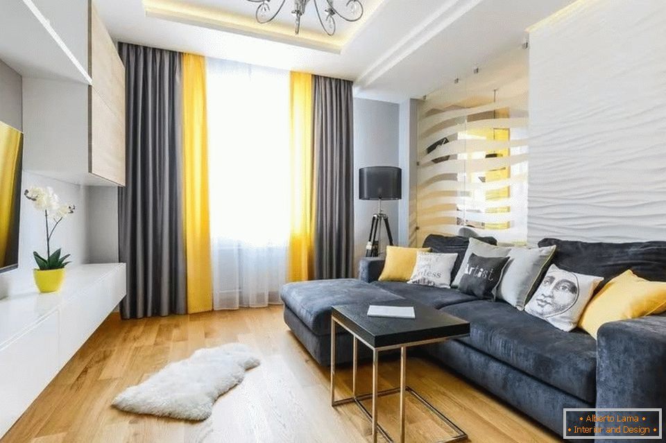 Schwarze und gelbe Vorhänge und ein Sofa in einem weißen Raum