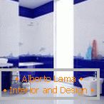 Badezimmer in blauen und weißen Farben