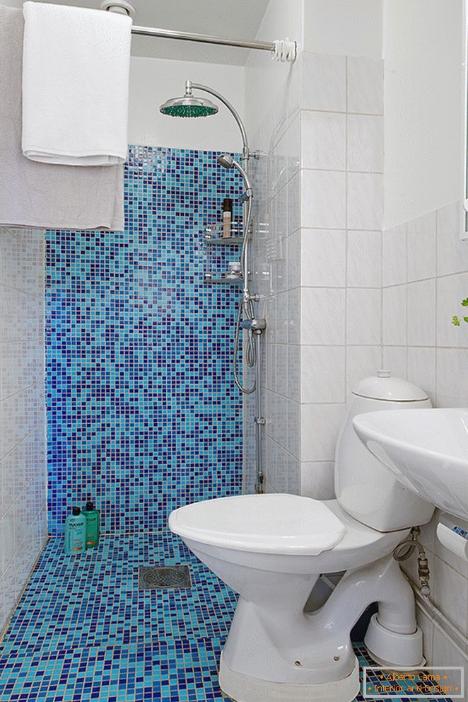 Blaue Mosaikfliesen in der Toilette