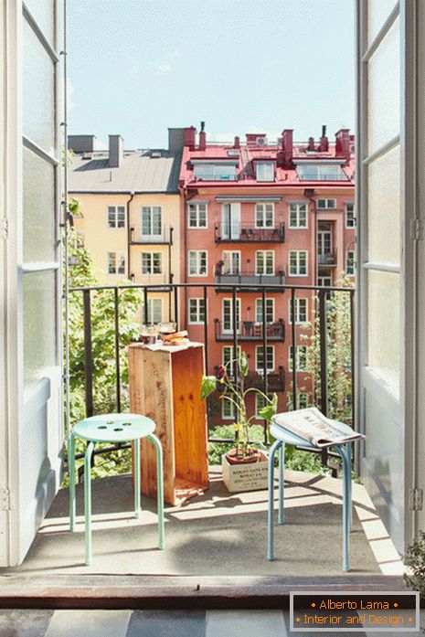 Kleiner Balkon mit Blick auf die Stadt
