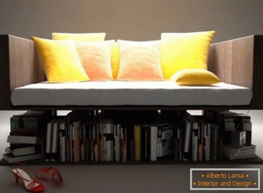Sofa mit Bücherregal