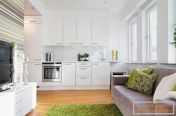 Wohnzimmer mit Küche in weißer Farbe