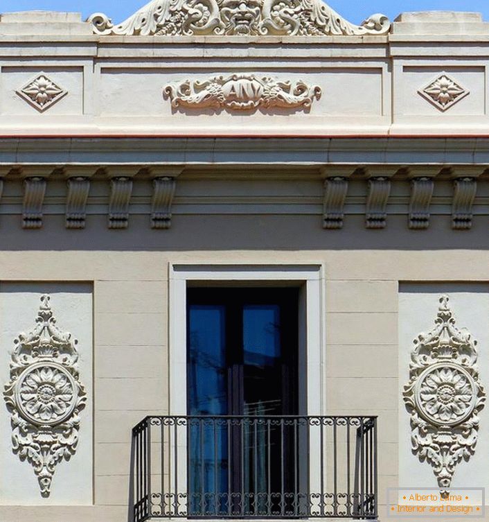 Architektonische Elemente in Form von Stuck aus Gips schmücken die Fassade des Hauses im Empire-Stil. Fantastische, komplizierte Muster machen das Äußere ungewöhnlich.