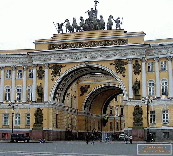 Grandiose architektonische Schöpfungen im Stil des Russischen Reiches werden von Jahr zu Jahr ehrfürchtig bewahrt.