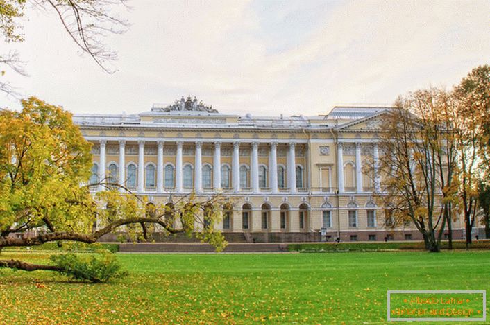 Luxuriöser Mikhailovsky Palast im Empire-Stil in St. Petersburg.