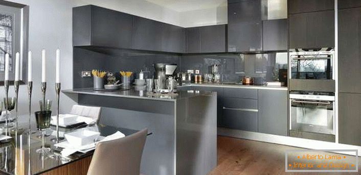 Stil Minimalismus im Inneren einer großen Küche. Der Arbeitsbereich ist grau.