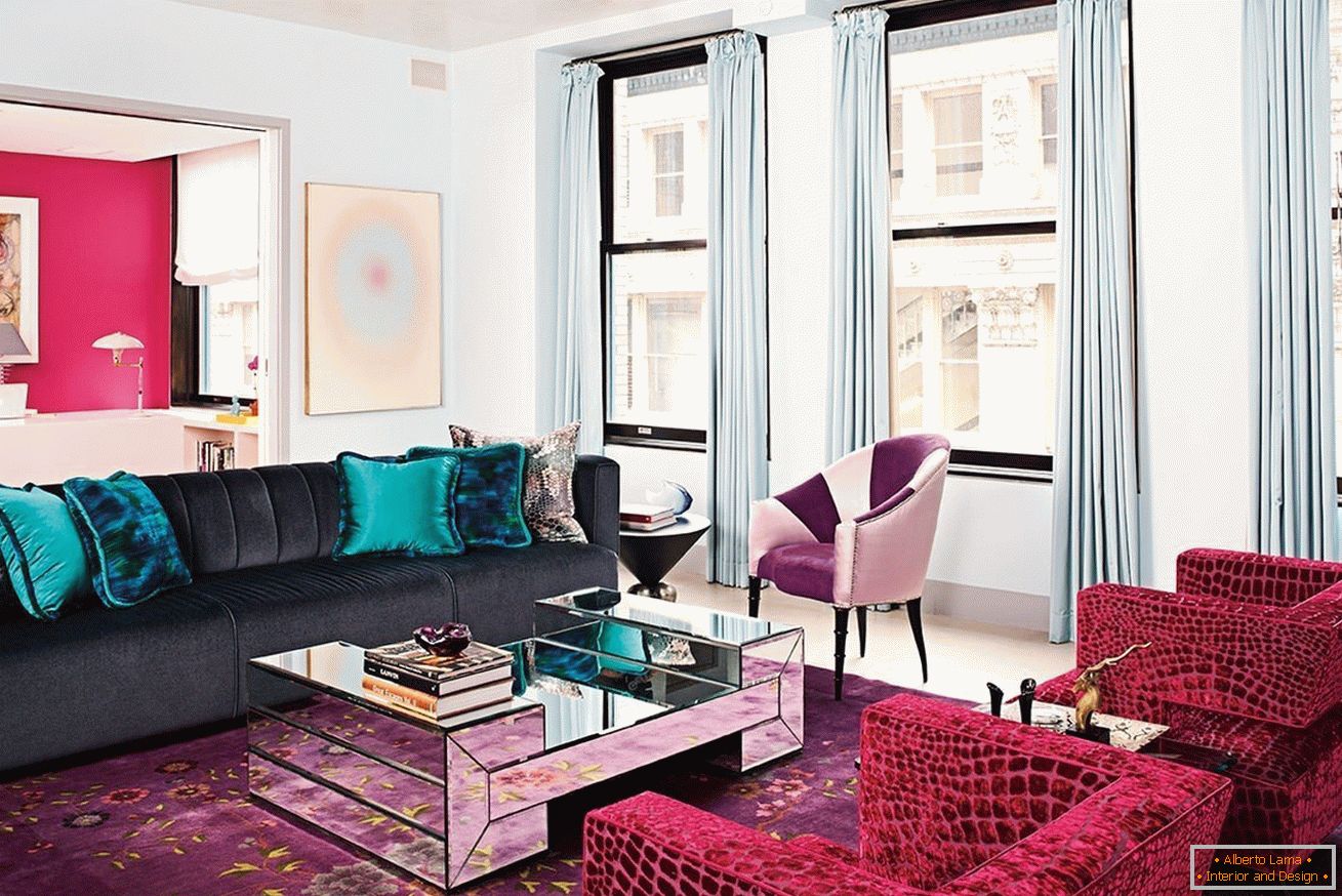 Das Design des Wohnzimmers mit Bordeaux-Sesseln