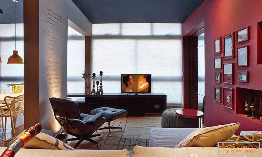 Gemalte Wohnzimmerwand in Bordeaux-Farbe
