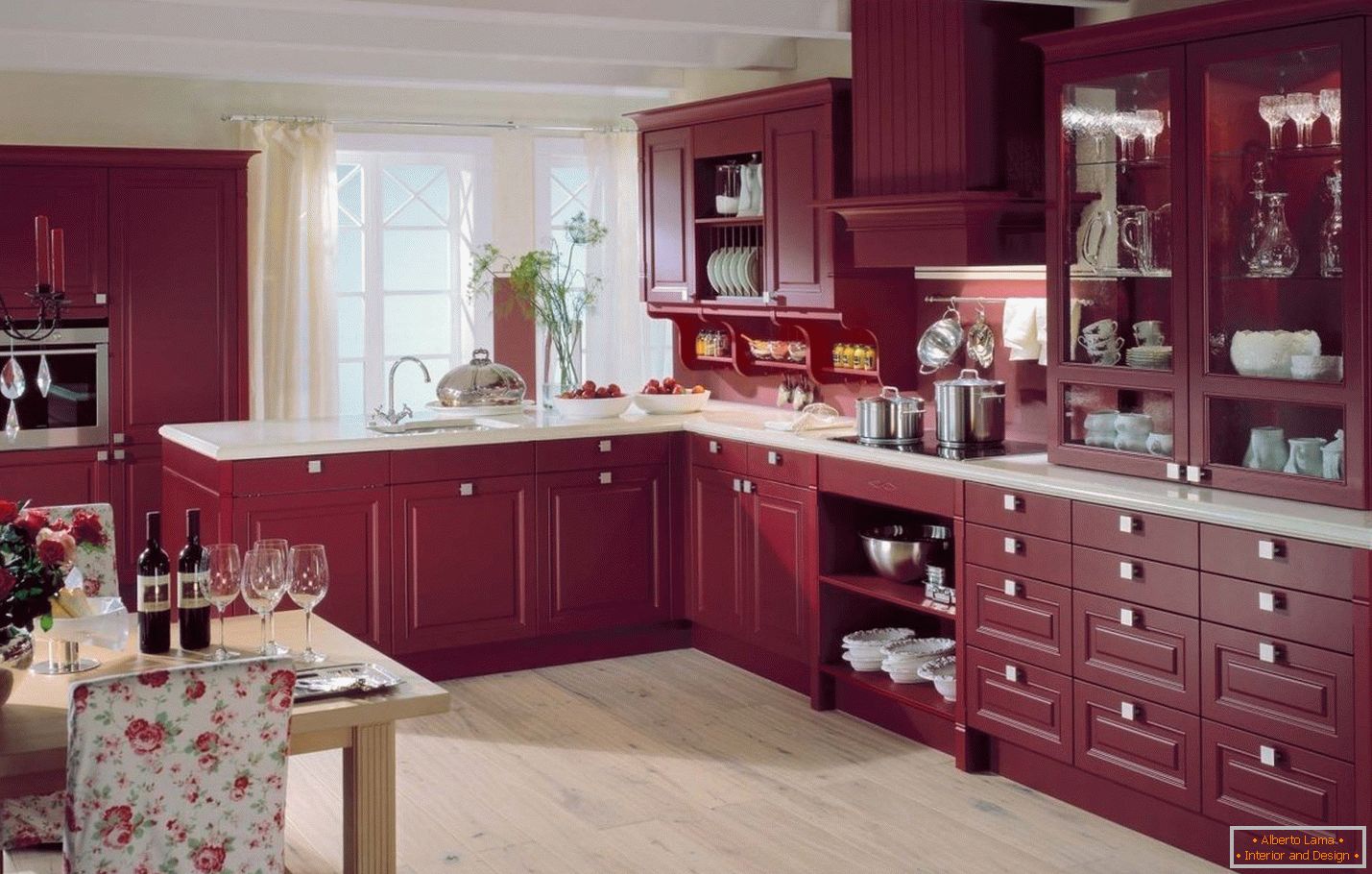 Küchenmöbel in Burgunder Farbe