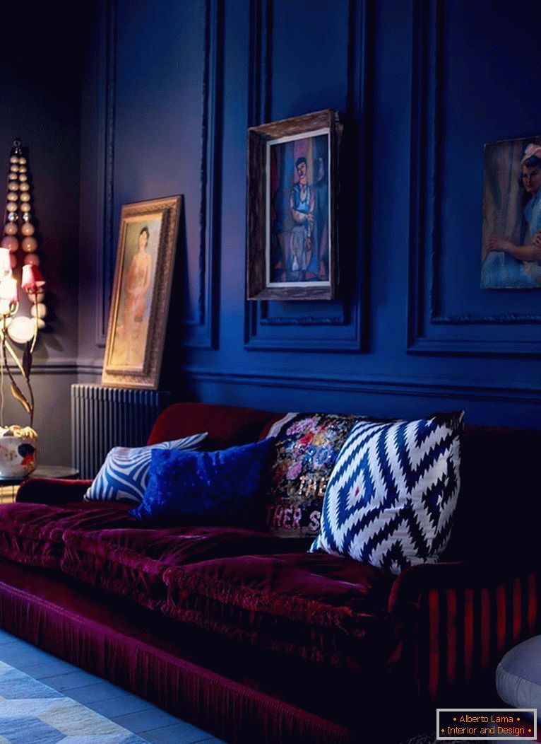 Das Burgunder-Sofa auf einem Hintergrund von dunkelblauen Wänden