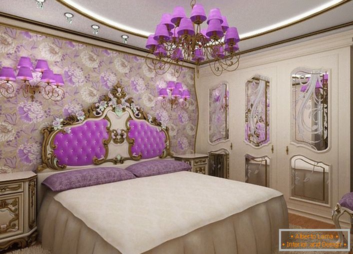 Eine Tapete mit zarten Farben im Ton des Bettes und Plafonds auf Kronleuchter und Lampen.