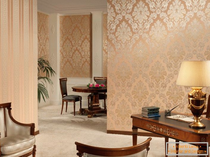 Ein strenger Streifen und verzierte Muster von Goldfarbe, auf einer zarten Pfirsichtapete in einem barocken Büro.