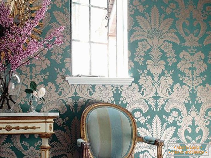 Sanfte blaue Farben mit goldfarbenen Mustern. Möbel mit geschnitzten Griffen, Kantenspiegel sind in den besten Traditionen des barocken Stils gemacht.