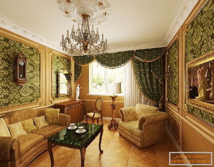Dunkelgrüne Tapete mit goldenen Mustern - ideal für ein barockes Wohnzimmer.