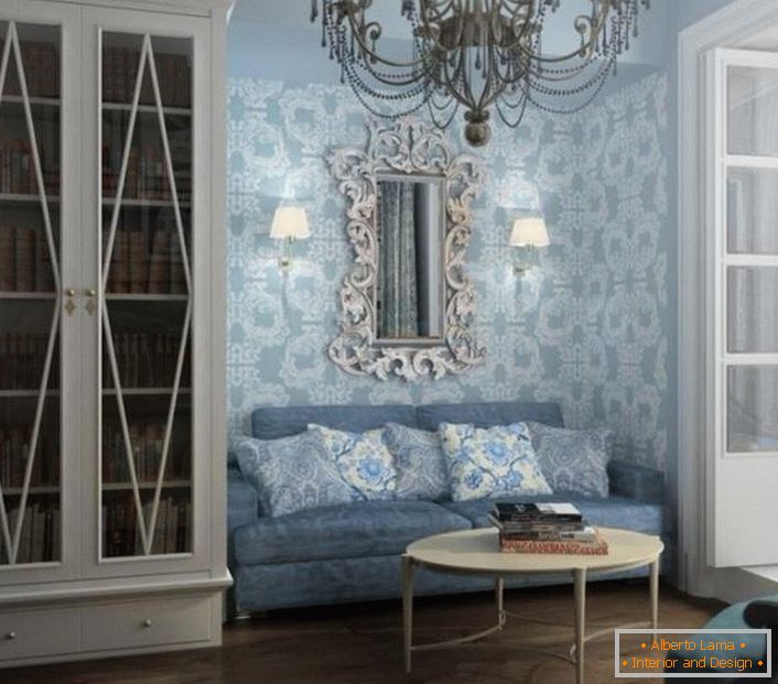 Gästezimmer in Blautönen. Die Wanddekoration wird gemäß den Anforderungen des Barockstils ausgewählt.