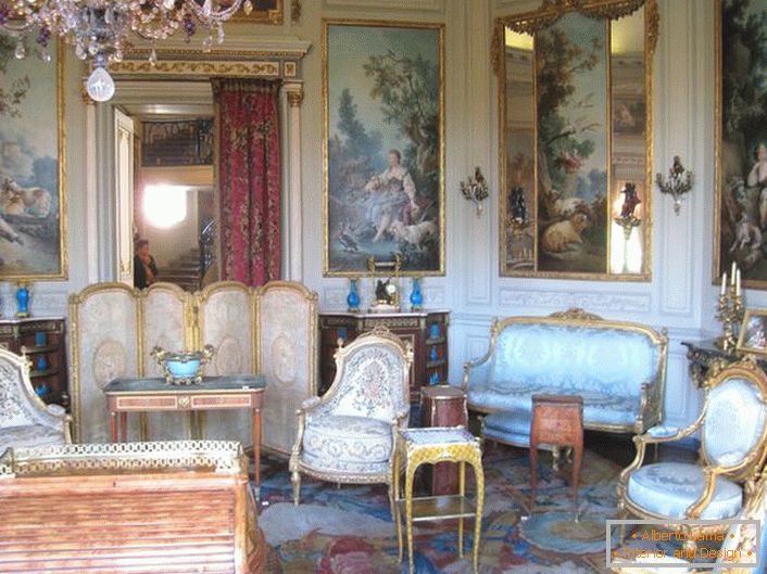 Tapeten, die alte Gemälde nachahmen, in einem Gästezimmer im Barockstil. 