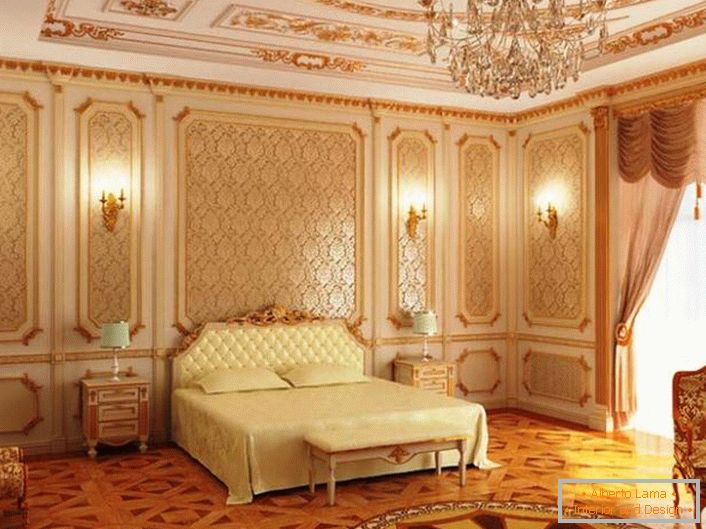 Goldene Muster passen perfekt in die Gesamtzusammensetzung des Barockstils. Ein stilvolles Schlafzimmer für ein Paar.