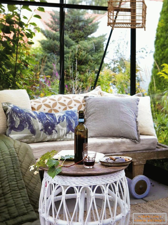 Das beste Dekor eines Pavillons im skandinavischen Stil ist ein Sofa mit vielen weichen Kissen.