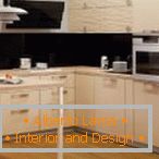 Küchenmöbel mit glänzenden Fassaden