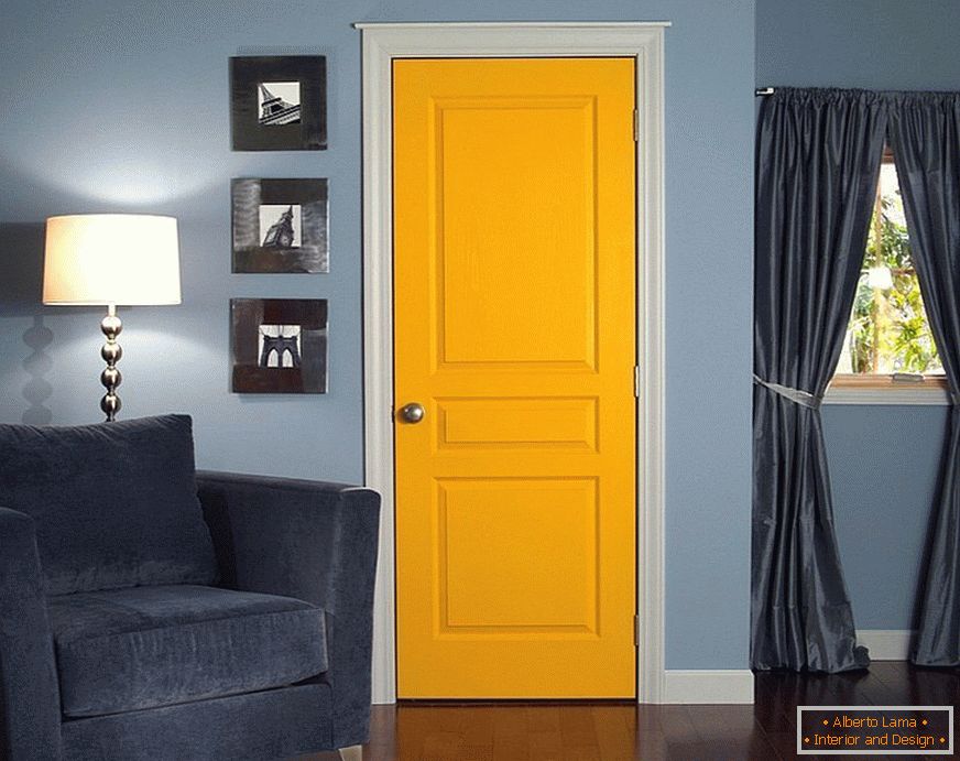 Blaue Wände und gelbe Tür