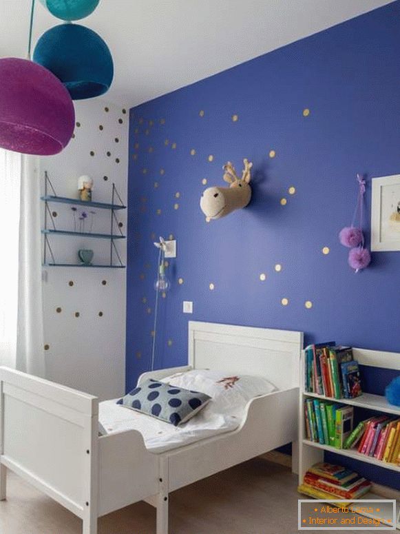 Blaue Farbe der Wände im Kinderzimmer mit lila Dekor