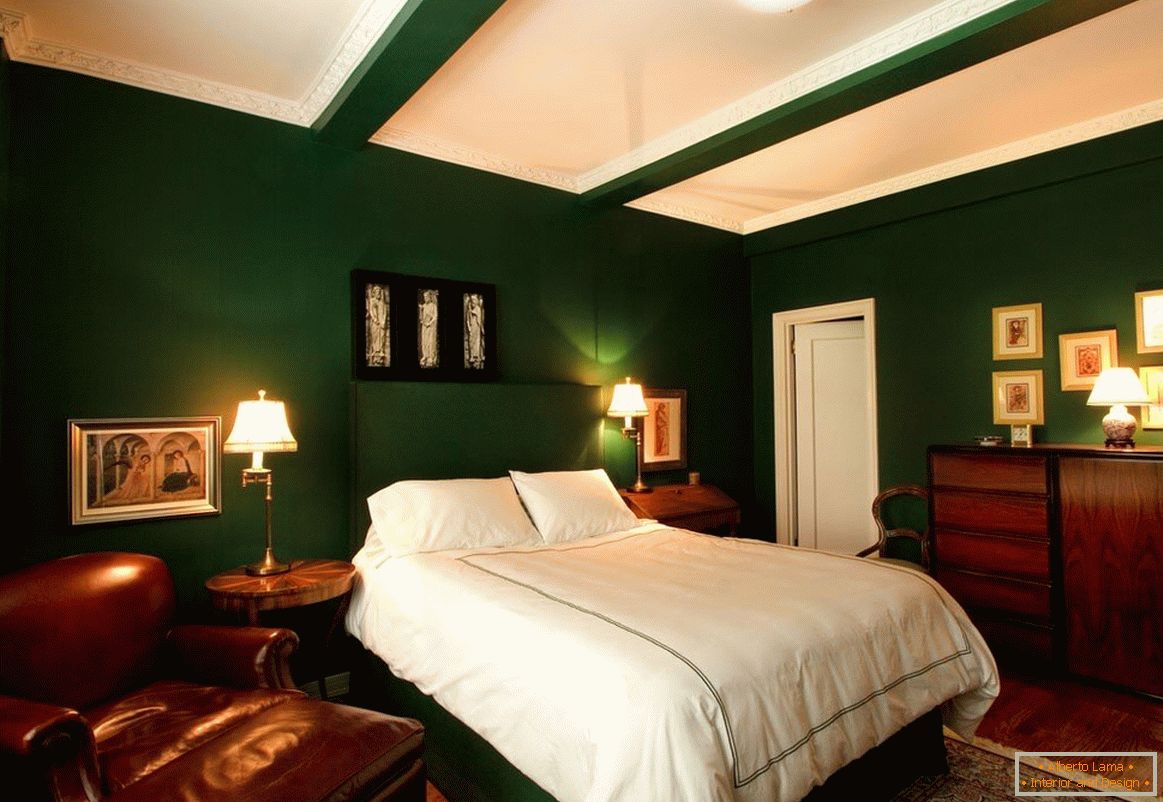 Weiß, Dunkelgrün und Holz ist eine ideale Kombination für ein Schlafzimmer