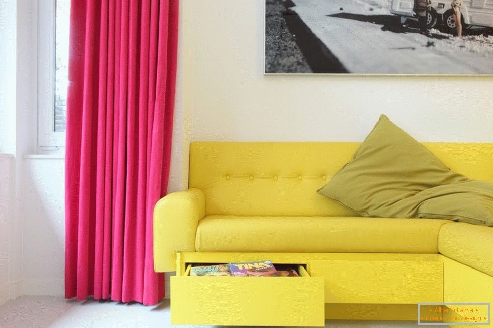 Gelbes Sofa und karminrote Vorhänge